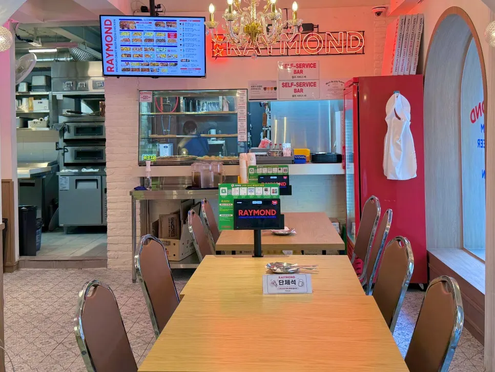ภายในร้าน Raymond Isu Branch บรรยากาศแบบร้านอาหารยุโรป
