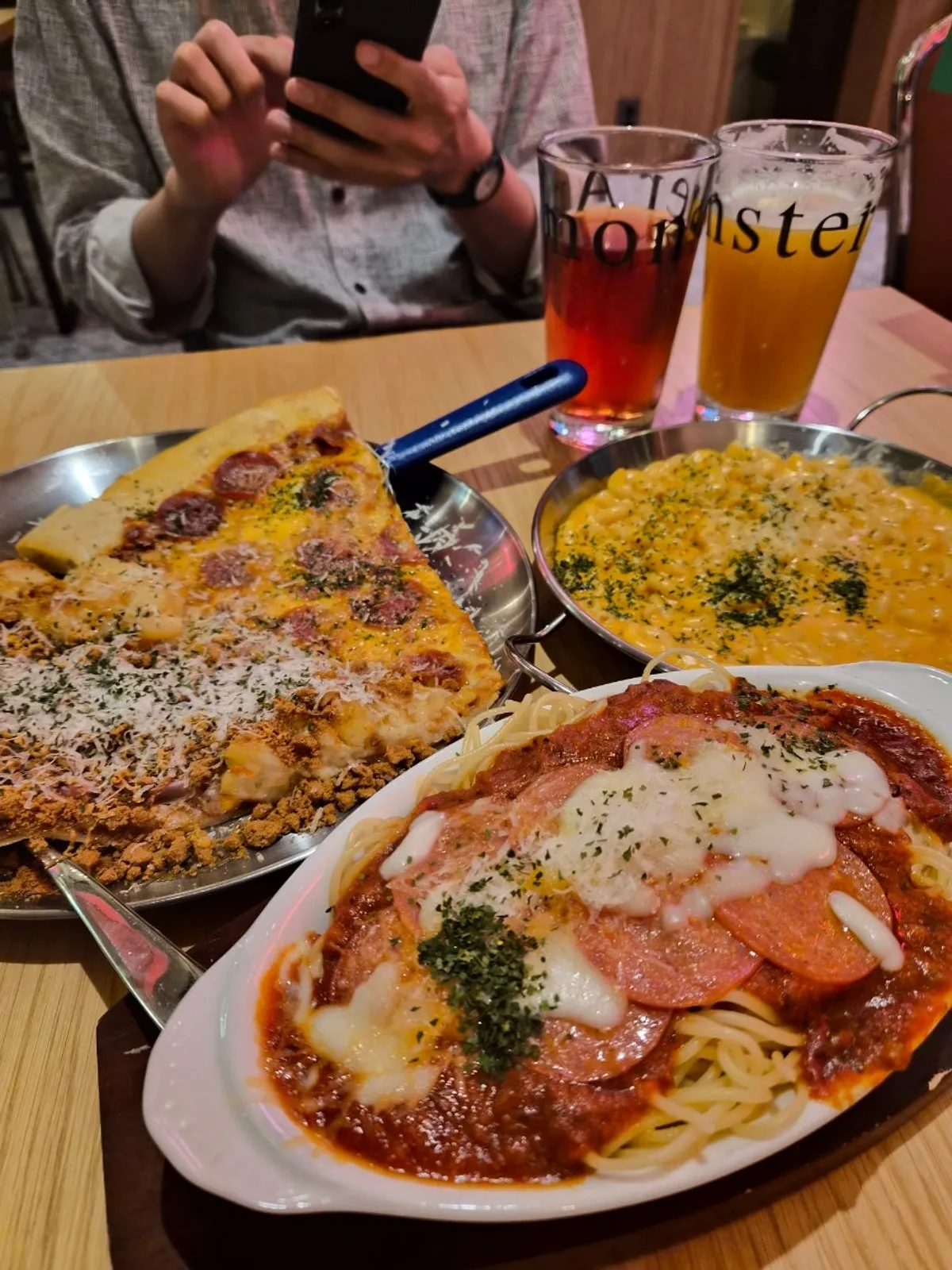 Table set with craft beer, slice pizza, and mac and cheese