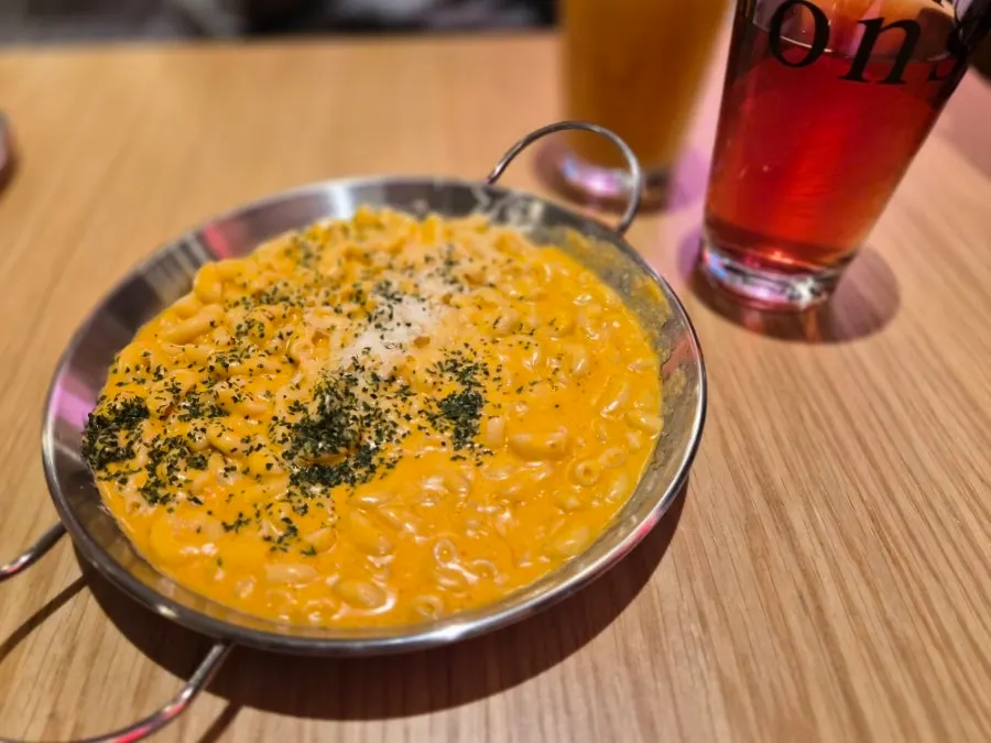 Mac and cheese with thick cheddar cheese sauce