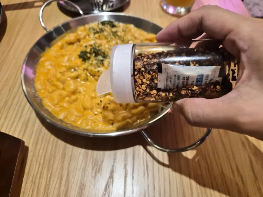 Mac and cheese sprinkled with red pepper flakes