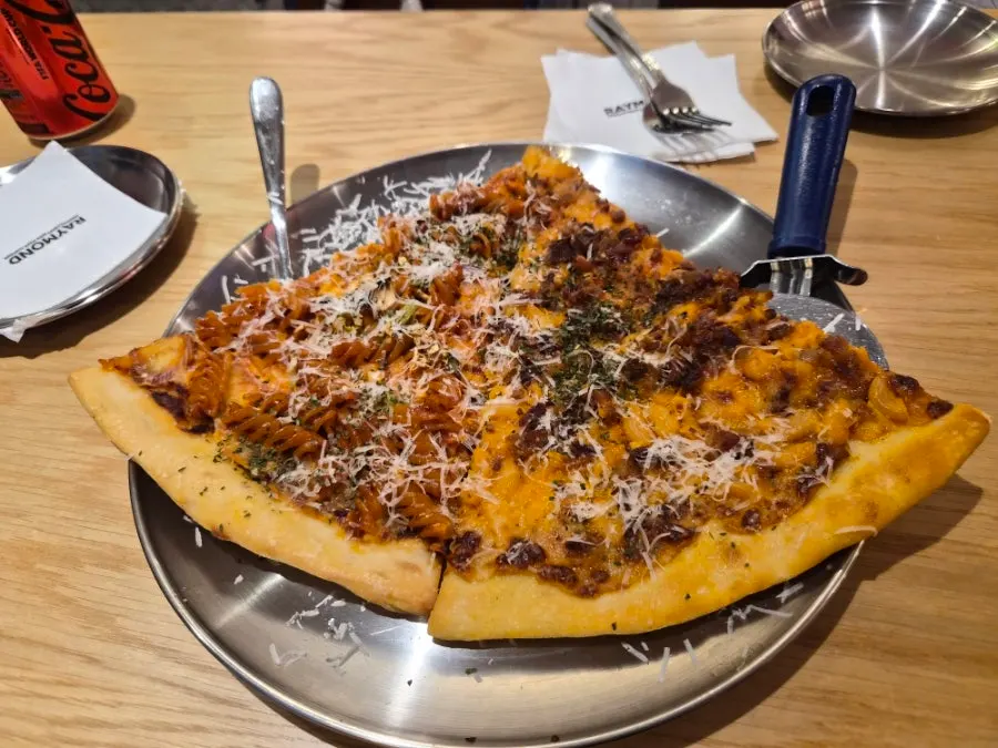 맥앤치즈 피자와 BIG 스파이시 푸실리아 피자 한 조각