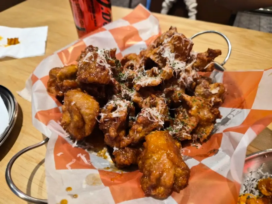치즈와 허브가 뿌려진 간장치킨