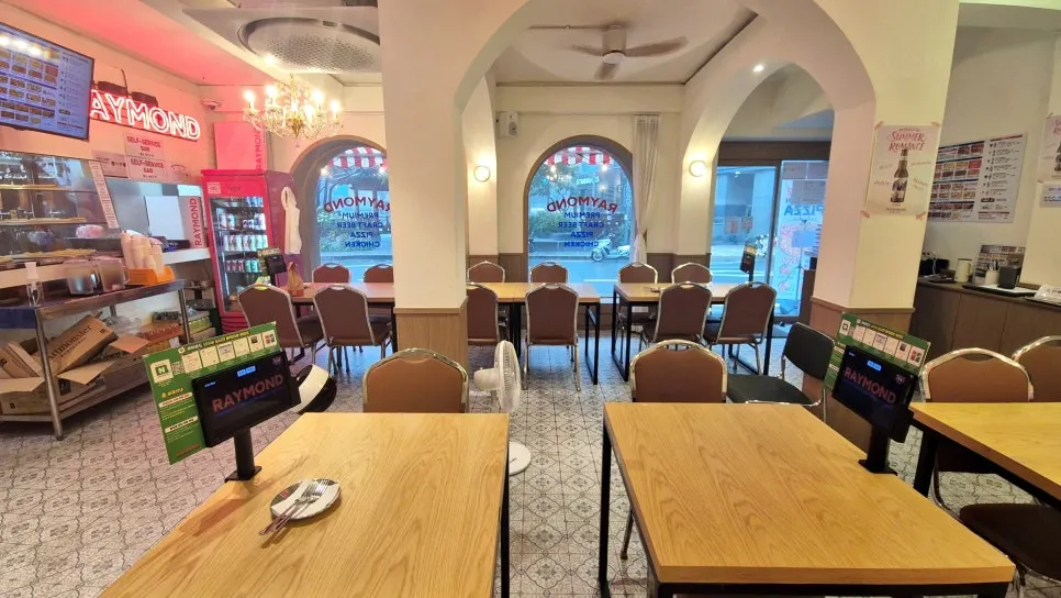 이수역 피자집 레이몬드 이수점 입구