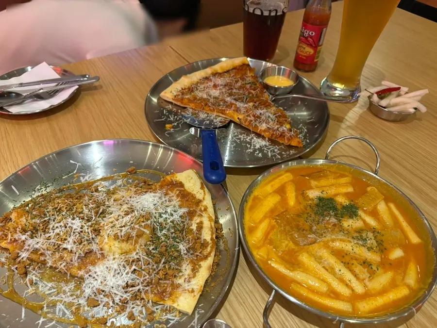 Draft beer and slice pizza on the table