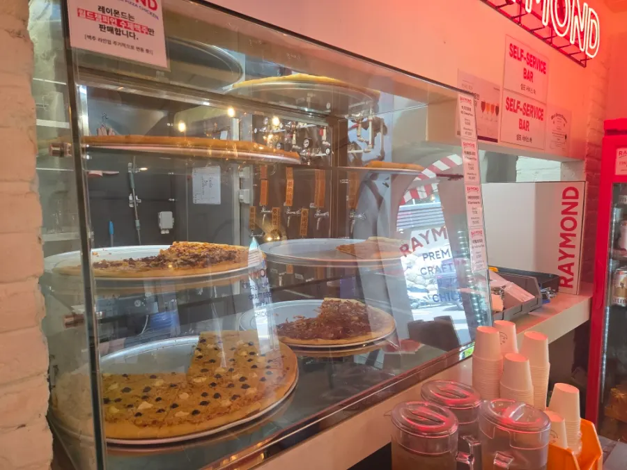 Showcase displaying slice pizzas