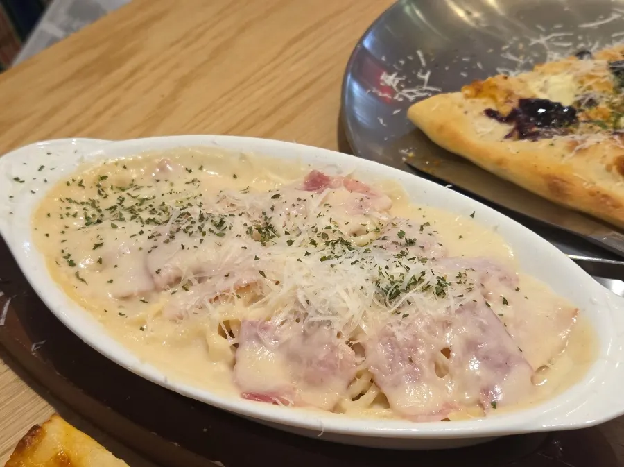 A plate of cream spaghetti