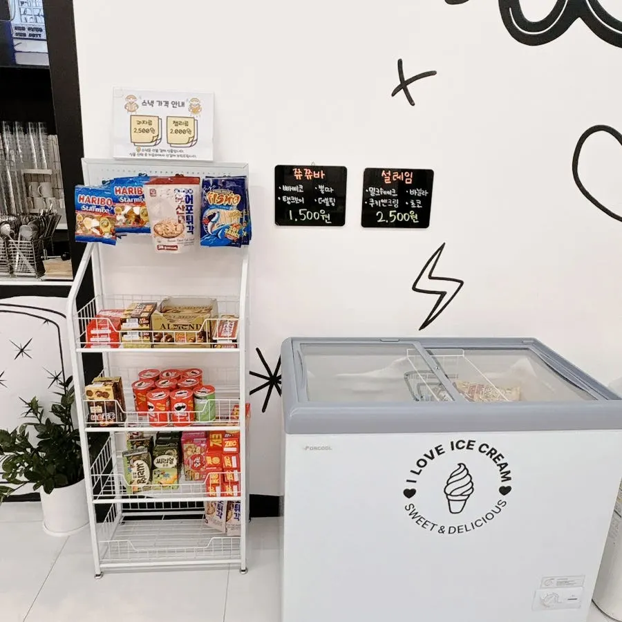 Snacks and ice cream displayed at the comic café