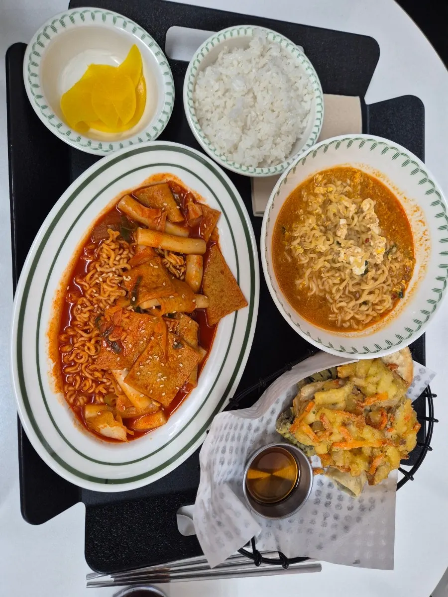 라면사리와 어묵이 들어간 떡볶이