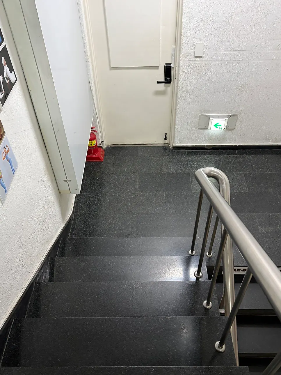 리부스트PT 홍대점 입구 안쪽 모습
