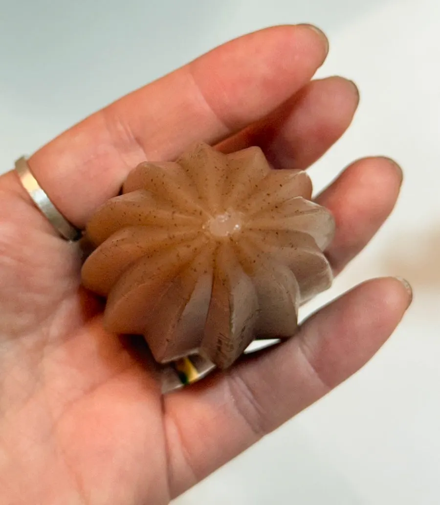 Ecru soap containing macadamia oil