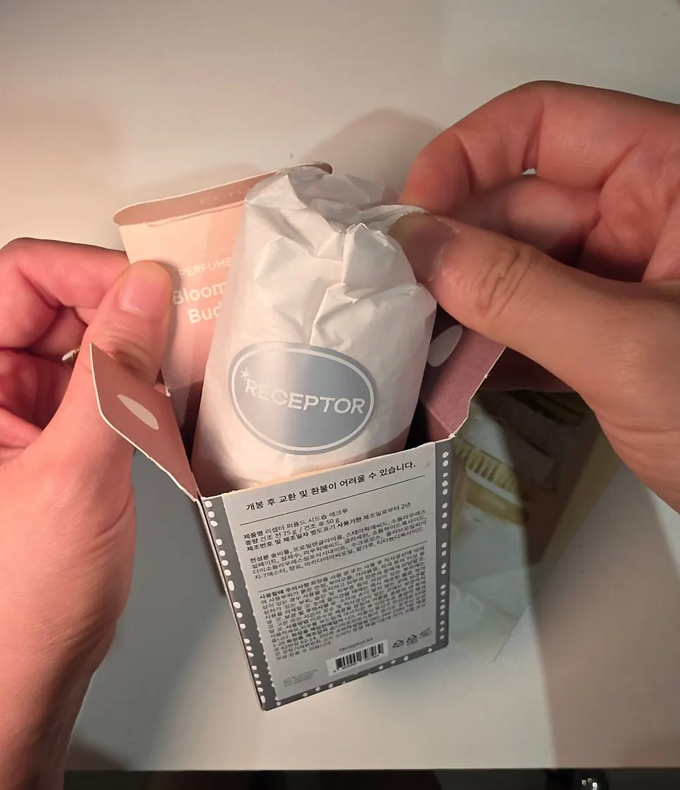 Detail of the Ecru seed soap packaging