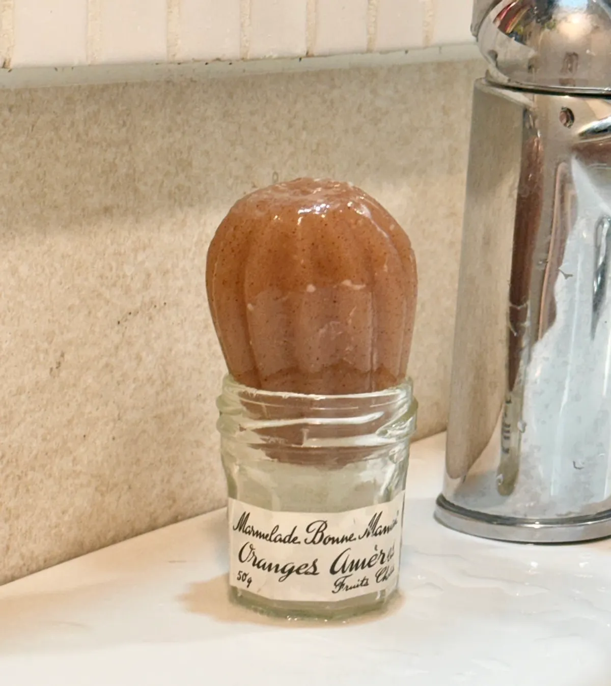 Receptor Perfumed Seed Soap Ecru placed in the bathroom