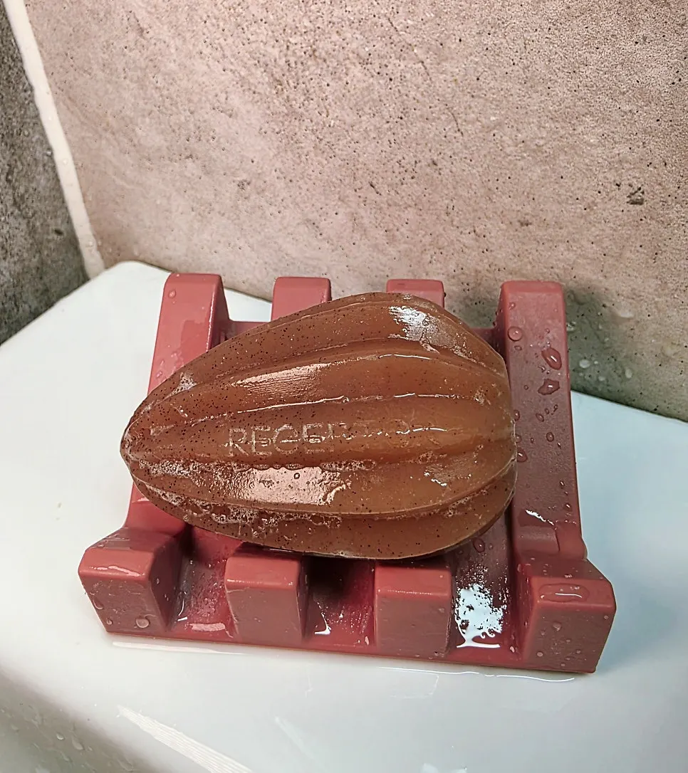Ecru seed soap containing macadamia oil