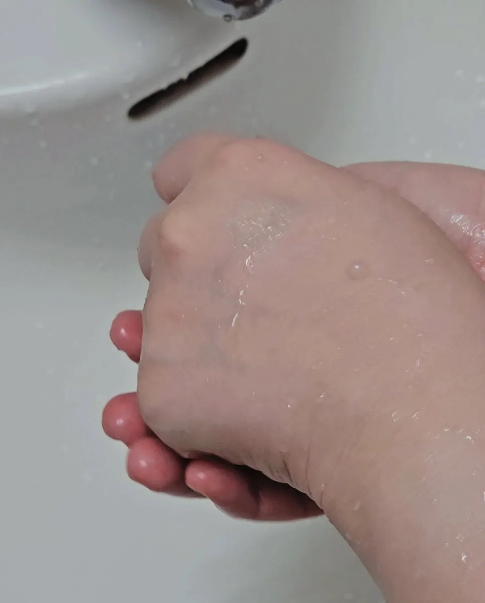 팥가루 텍스처가 느껴지는 비누 표면
