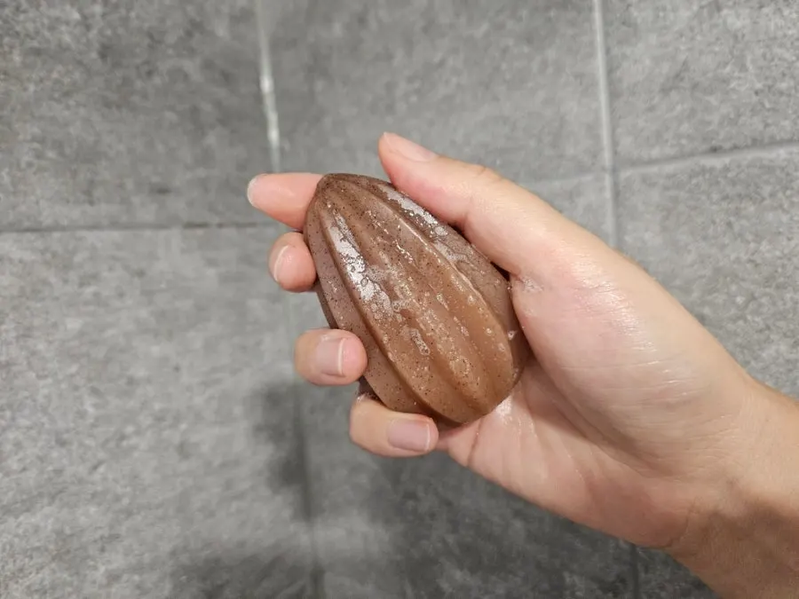 잘고 가볍게 올라온 비누 거품