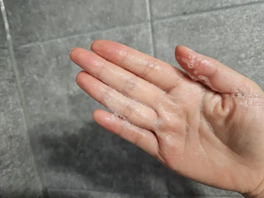 손에서 부드럽게 일어난 자잘한 거품