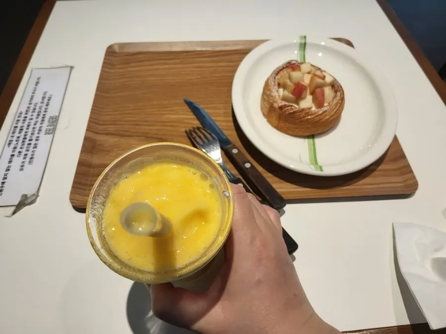Close-up of Reelbakers drink and dessert