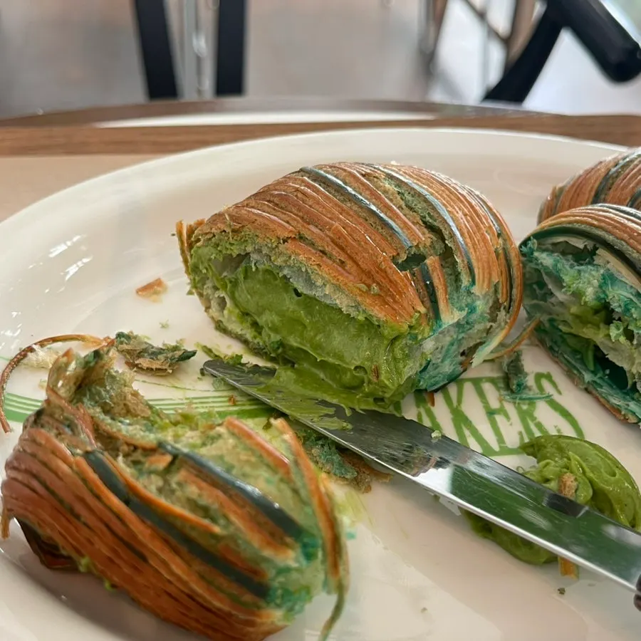 칼로 자른 말차리본 단면의 크림