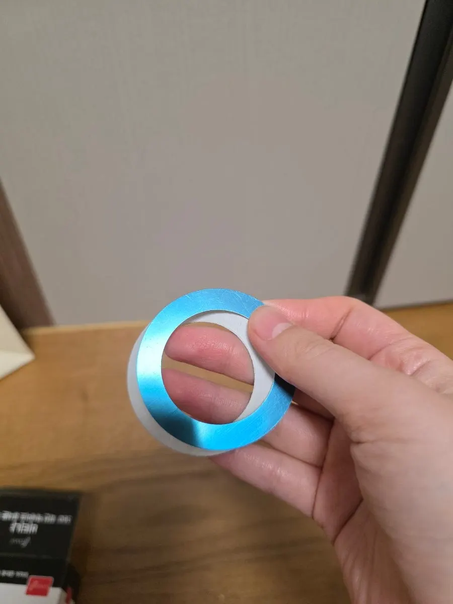Contents of the MagSafe car phone mount