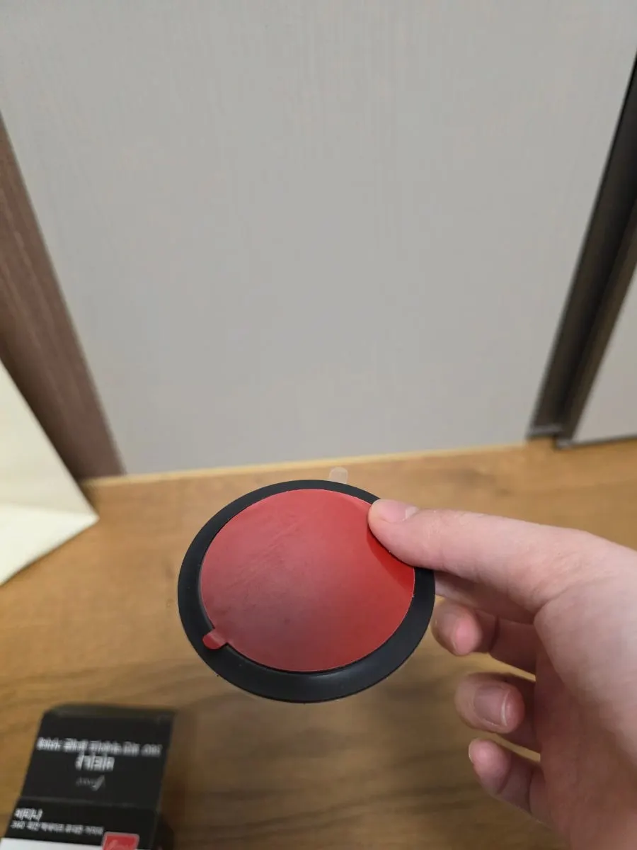 Mount set including a spare suction pad