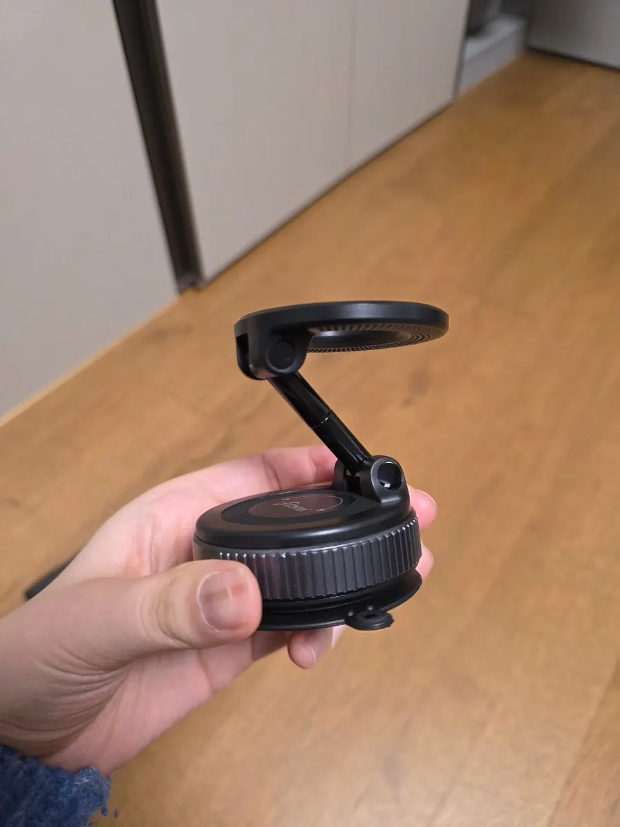 How the rental-car phone mount attaches and detaches
