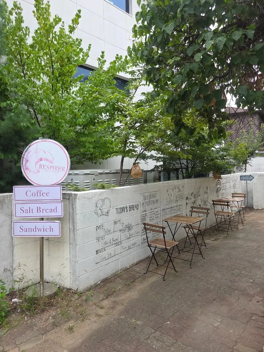 Café entrance seen from inside the parking lot