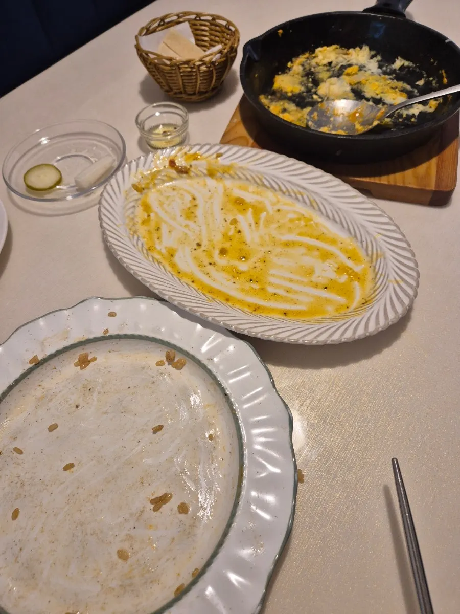 레스팅07 테이블에 차려진 세 가지 메뉴