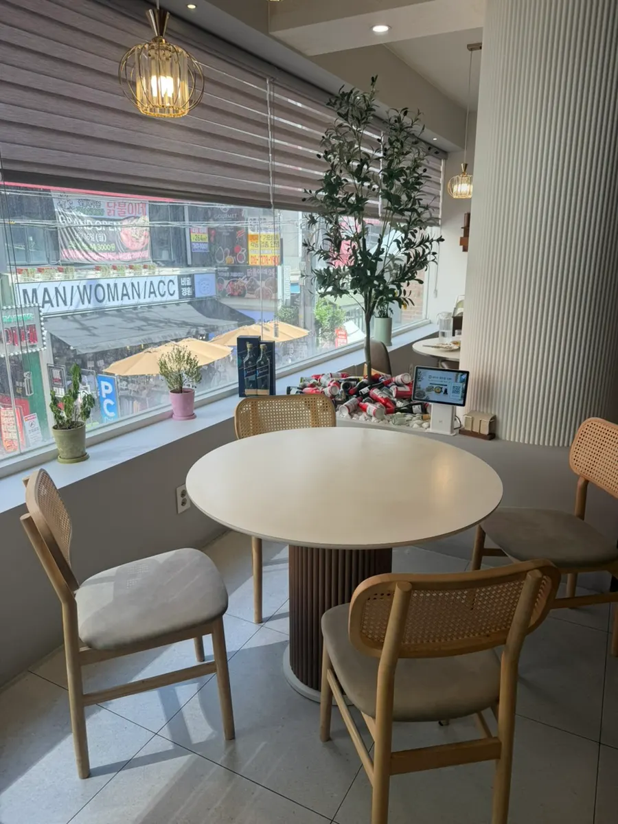 Interior of Resting07 with tables arranged in various sizes