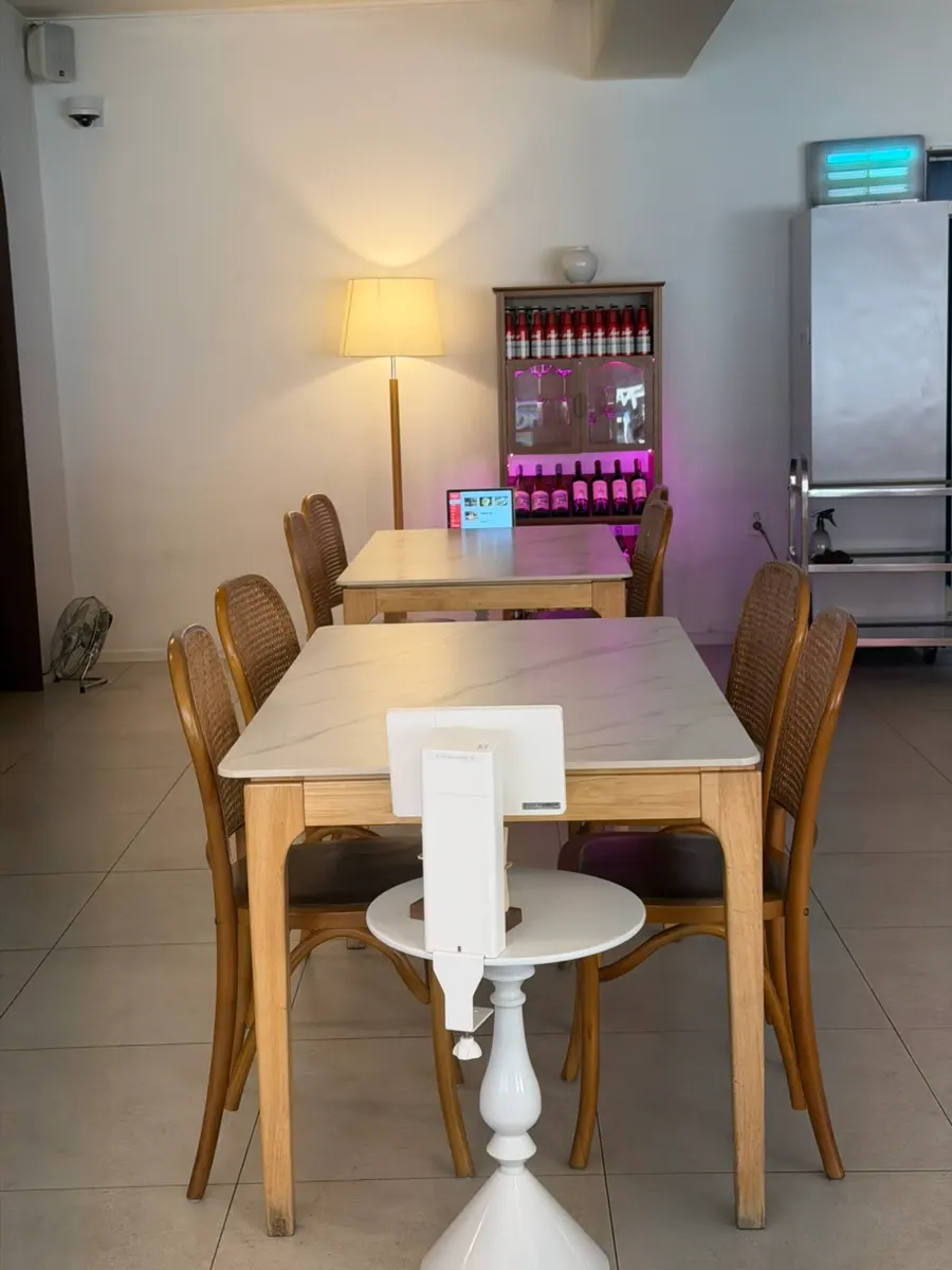 Separate room-style seating area at Resting07