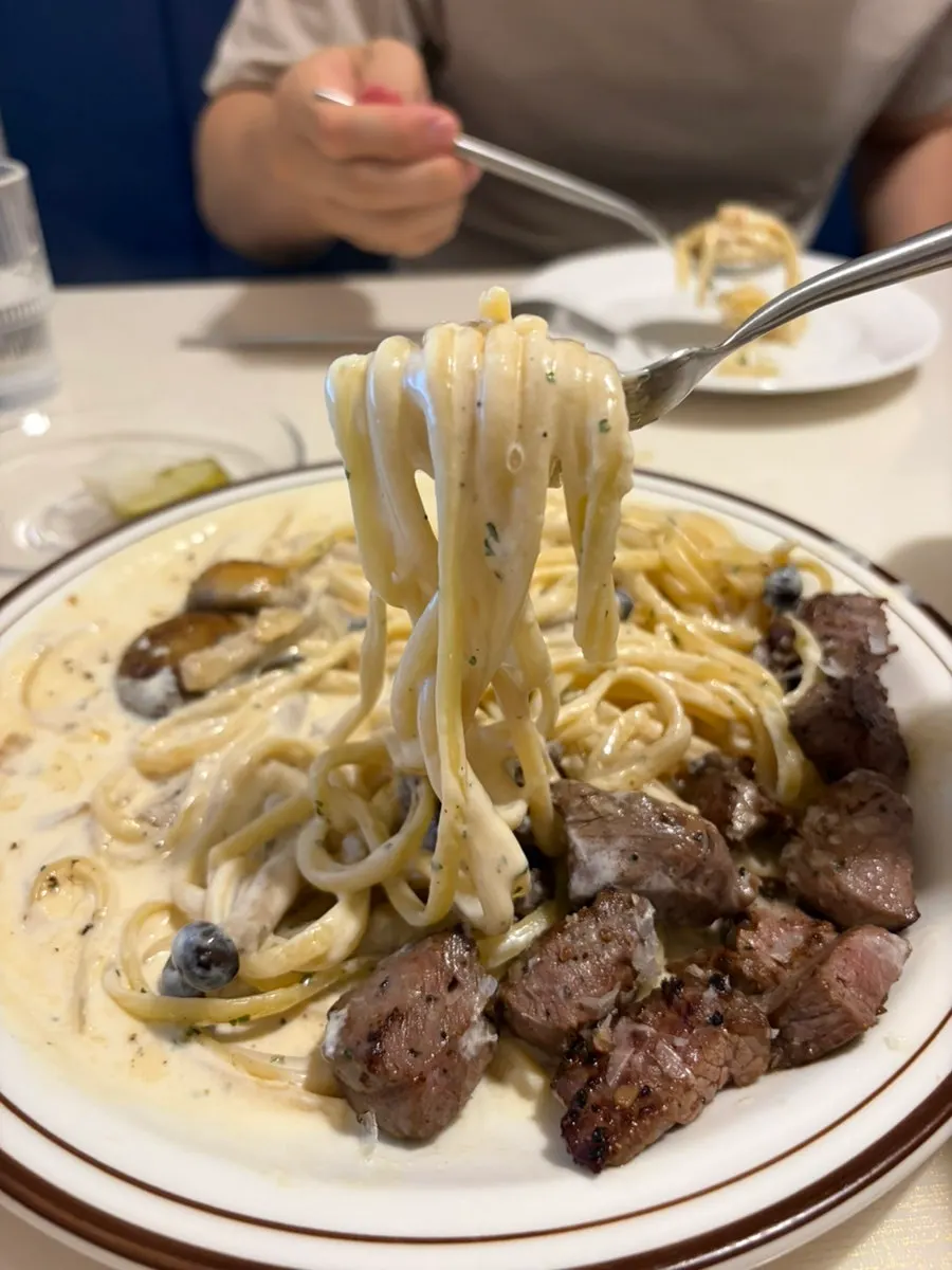 Close-up of the steak cream pasta