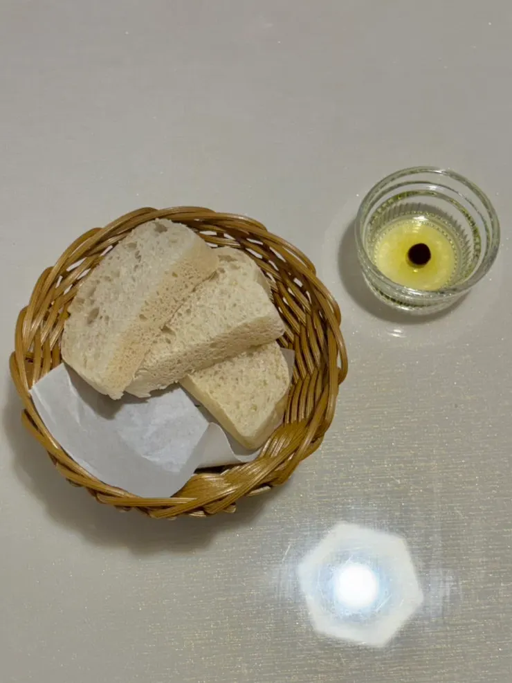 Warm pre-meal bread with olive oil and balsamic at Resting07