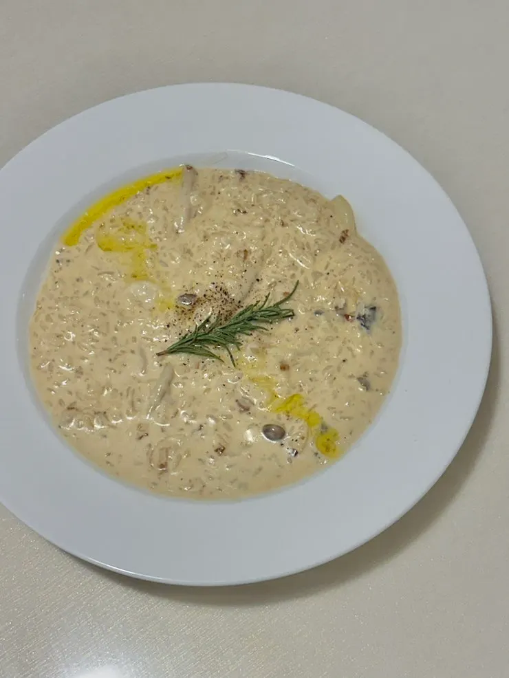 Truffle cream risotto with a mushroom cream base