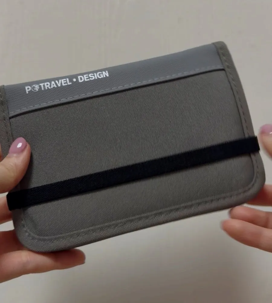 Zipper and inner storage layout of the passport bag