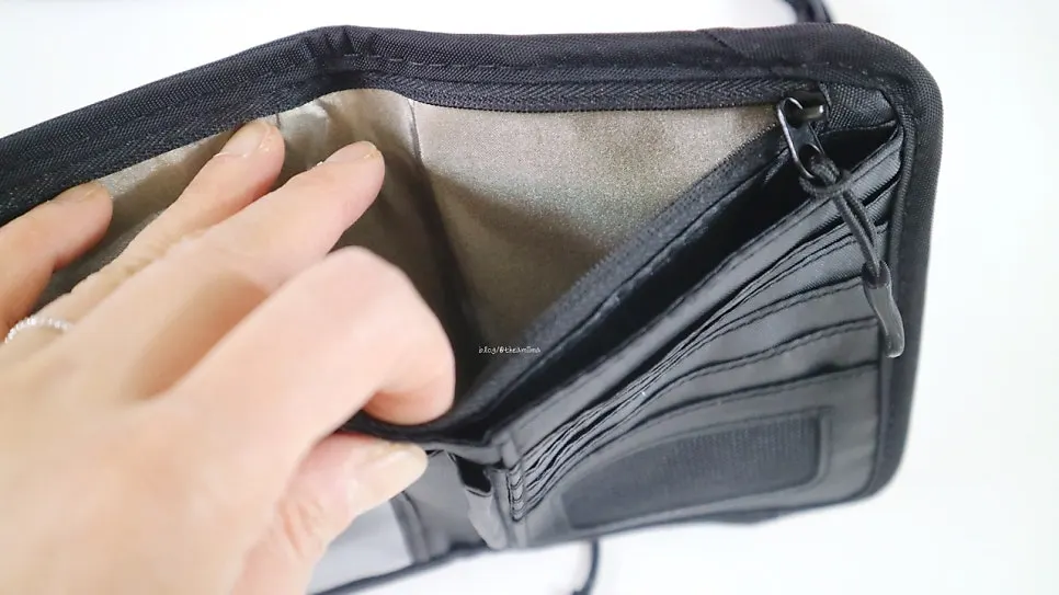 여행 지갑을 펼친 안쪽 포켓과 수납공간