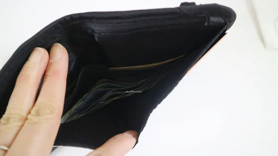 엔화와 한화를 구분해 넣는 지갑 내부 공간