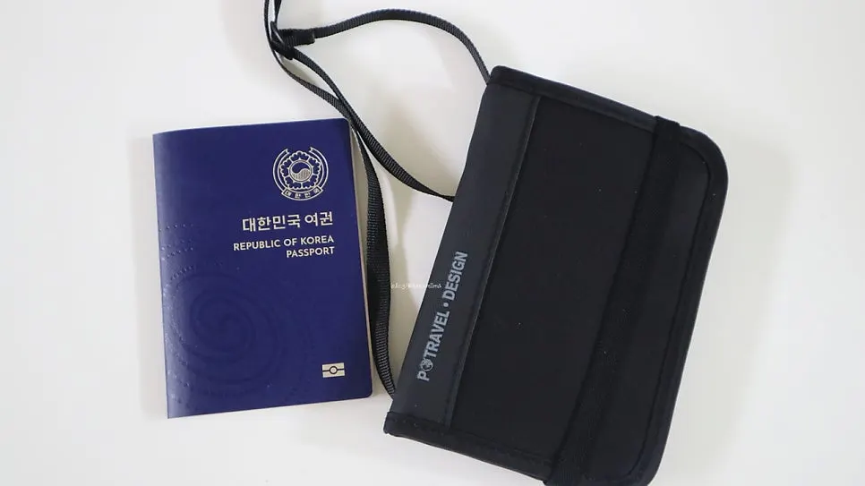 여권과 크기를 비교한 여행용 RFID차단지갑