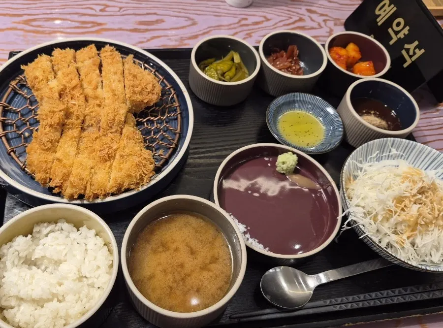 두툼하게 썰려 나온 프리미엄 특상 로스카츠 한 상