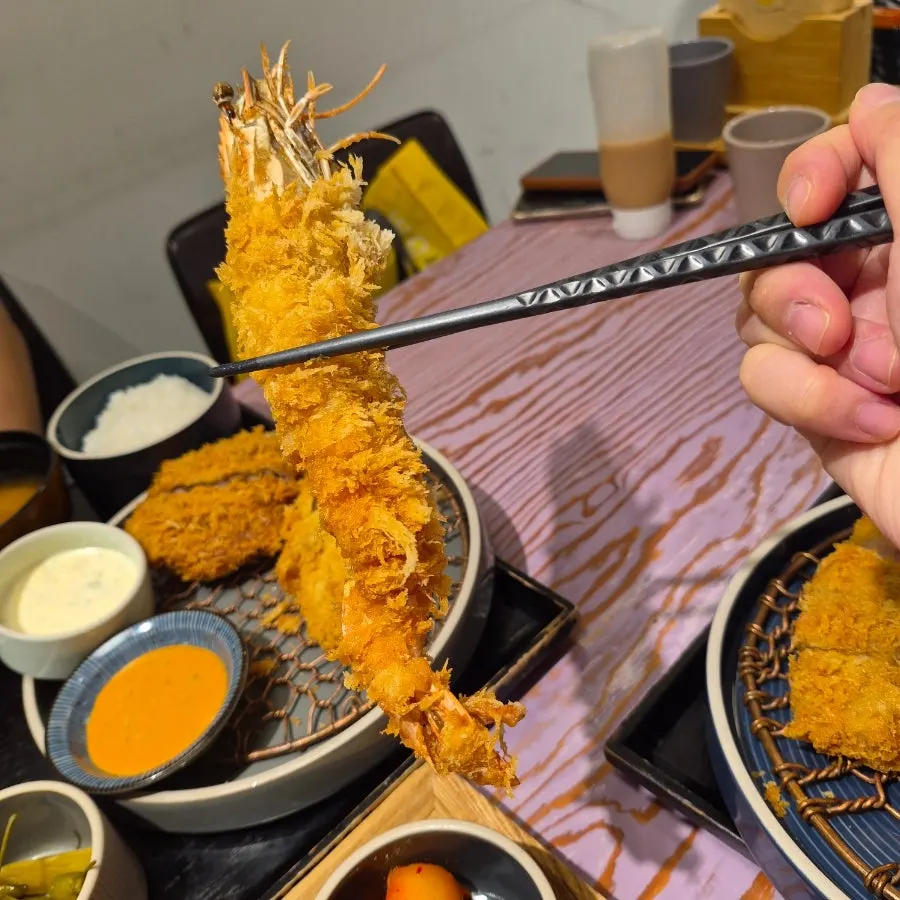 밥과 장국이 함께 차려진 리애 한 상