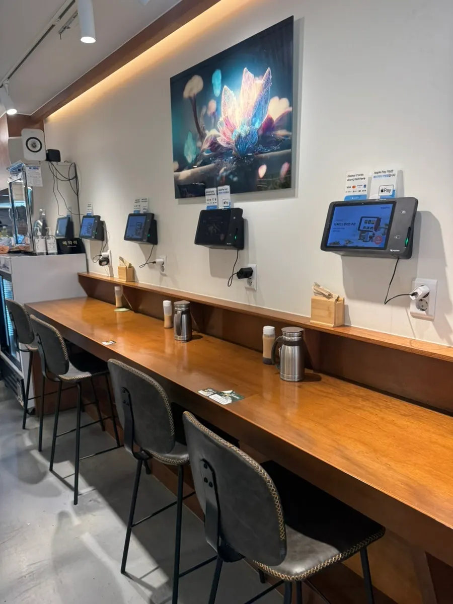 Solo bar seats equipped with tablets