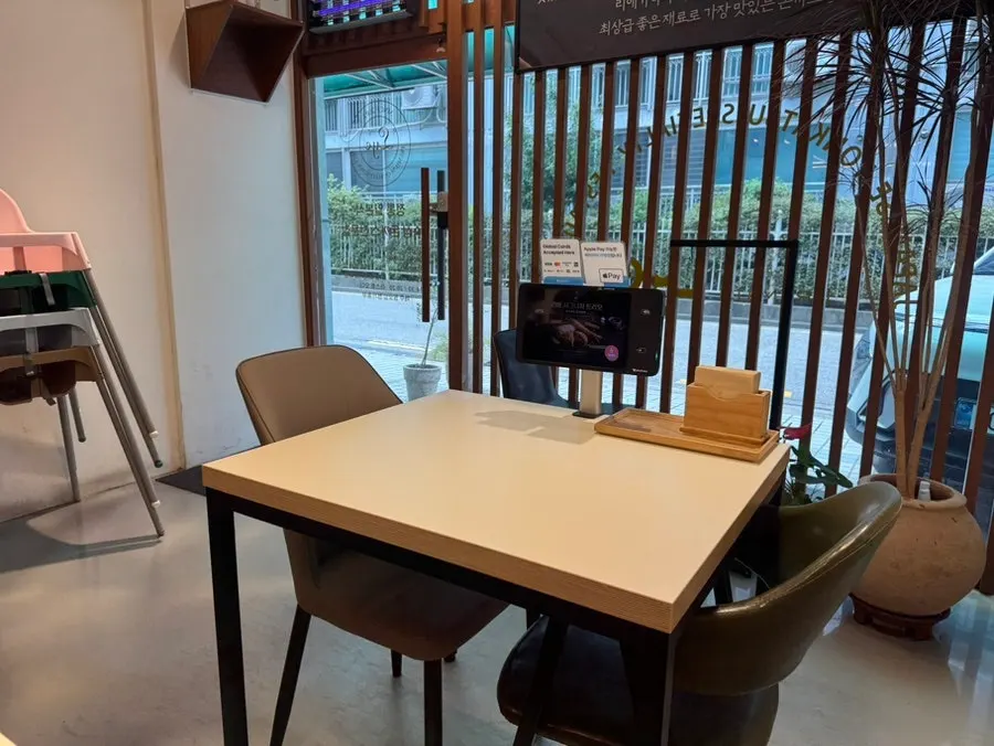 Window-side tables for 2 to 4 people