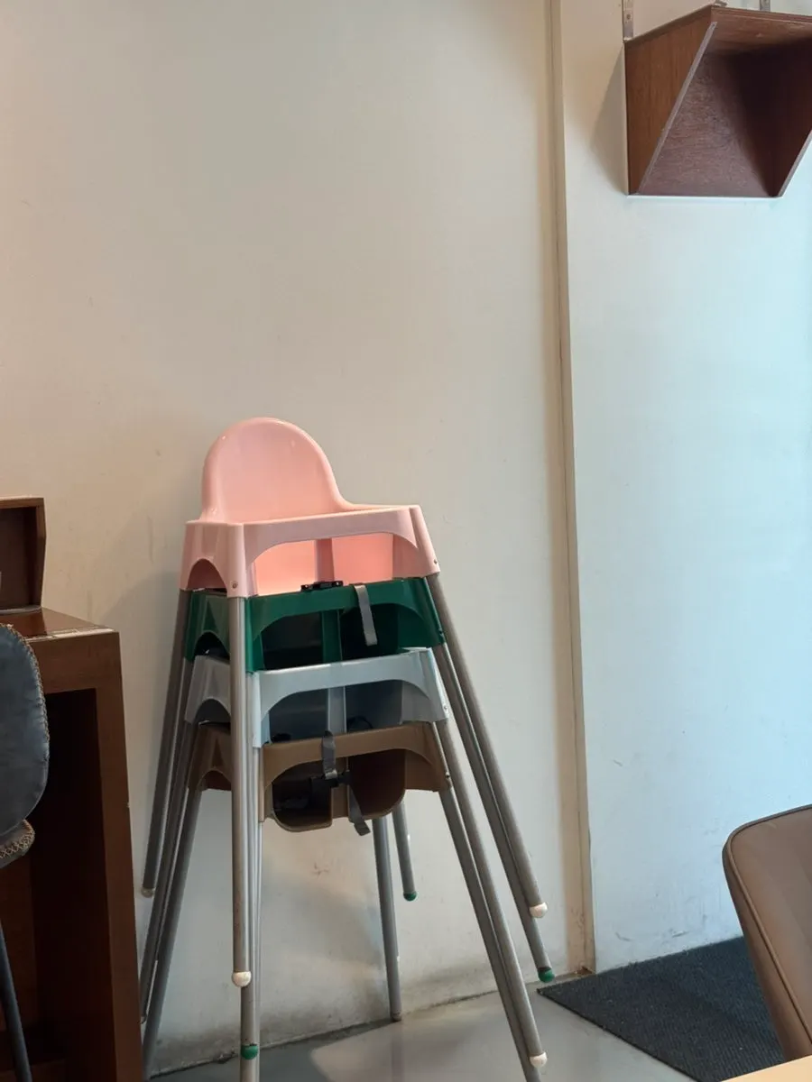 Baby high chair provided on one side