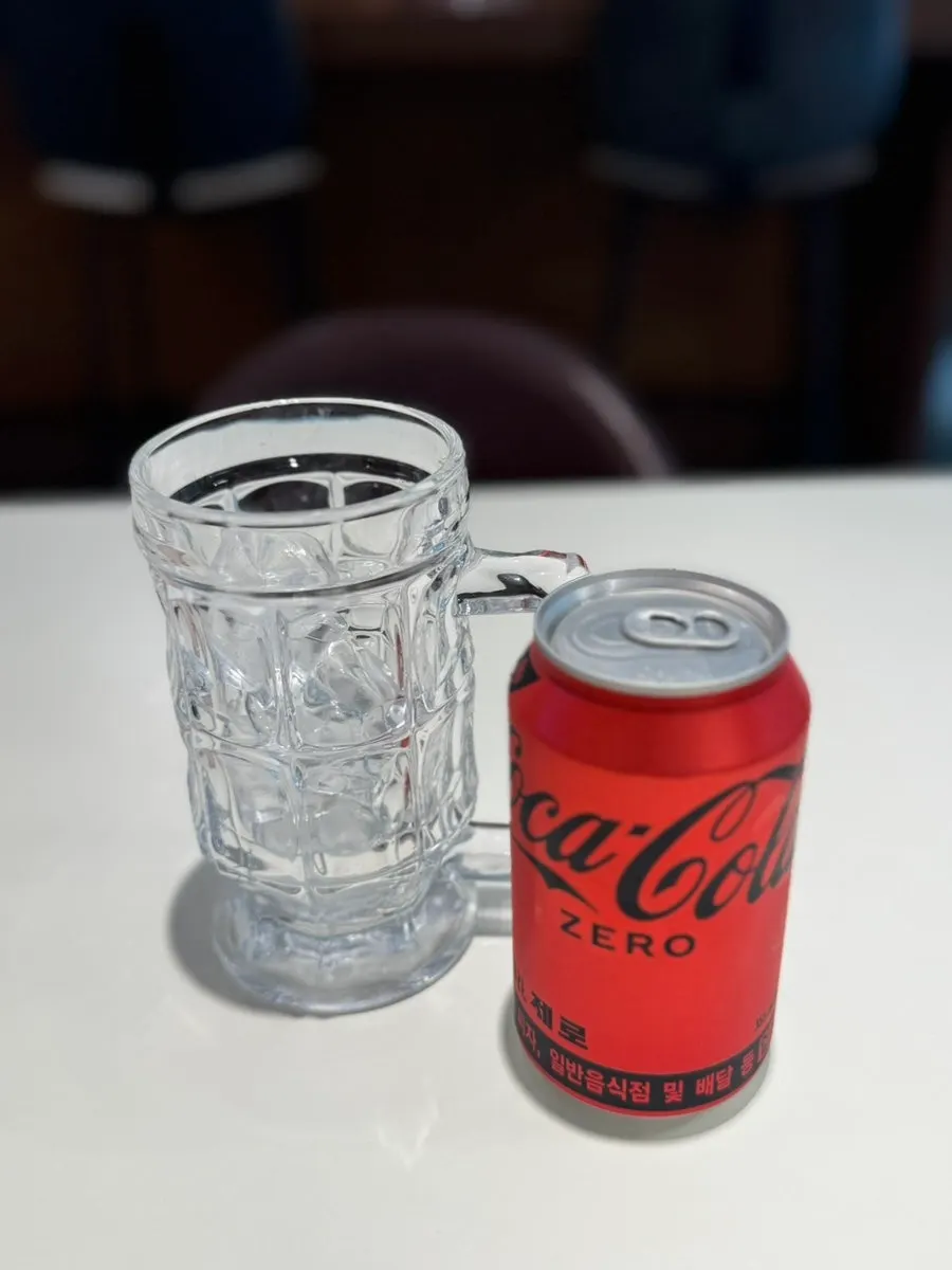 Zero-sugar cola and a cup of ice
