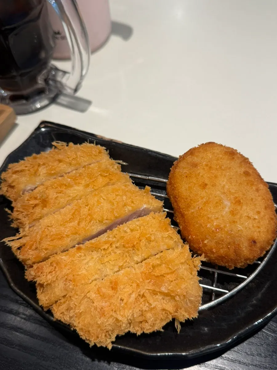Aged tenderloin cutlet served in the set