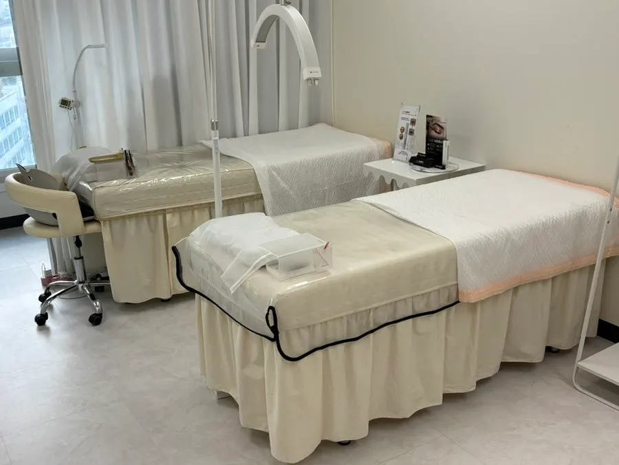 Treatment room with two lash treatment beds