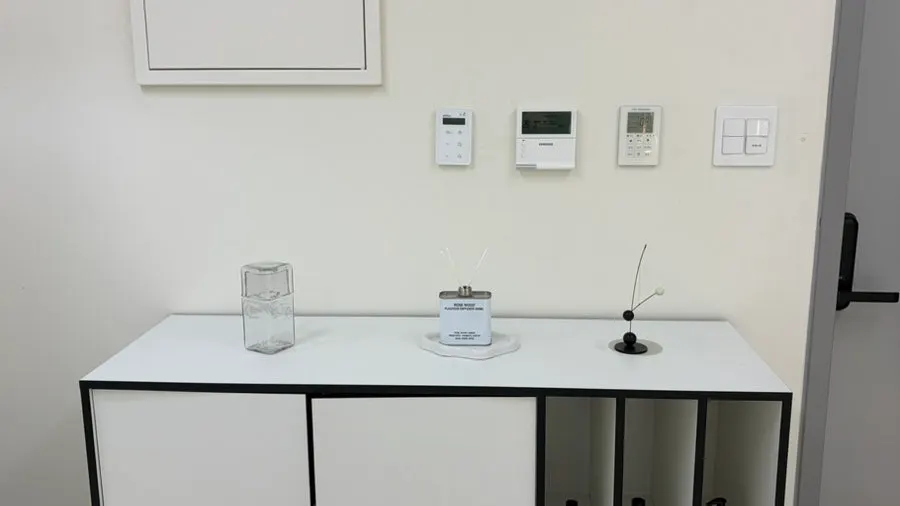 Storage cabinet with decorative objects