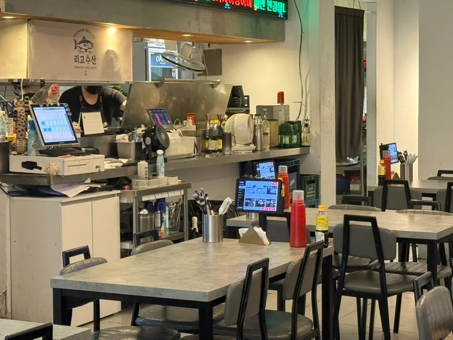 Clean interior seating at Rigo Susan's Jeonpo branch