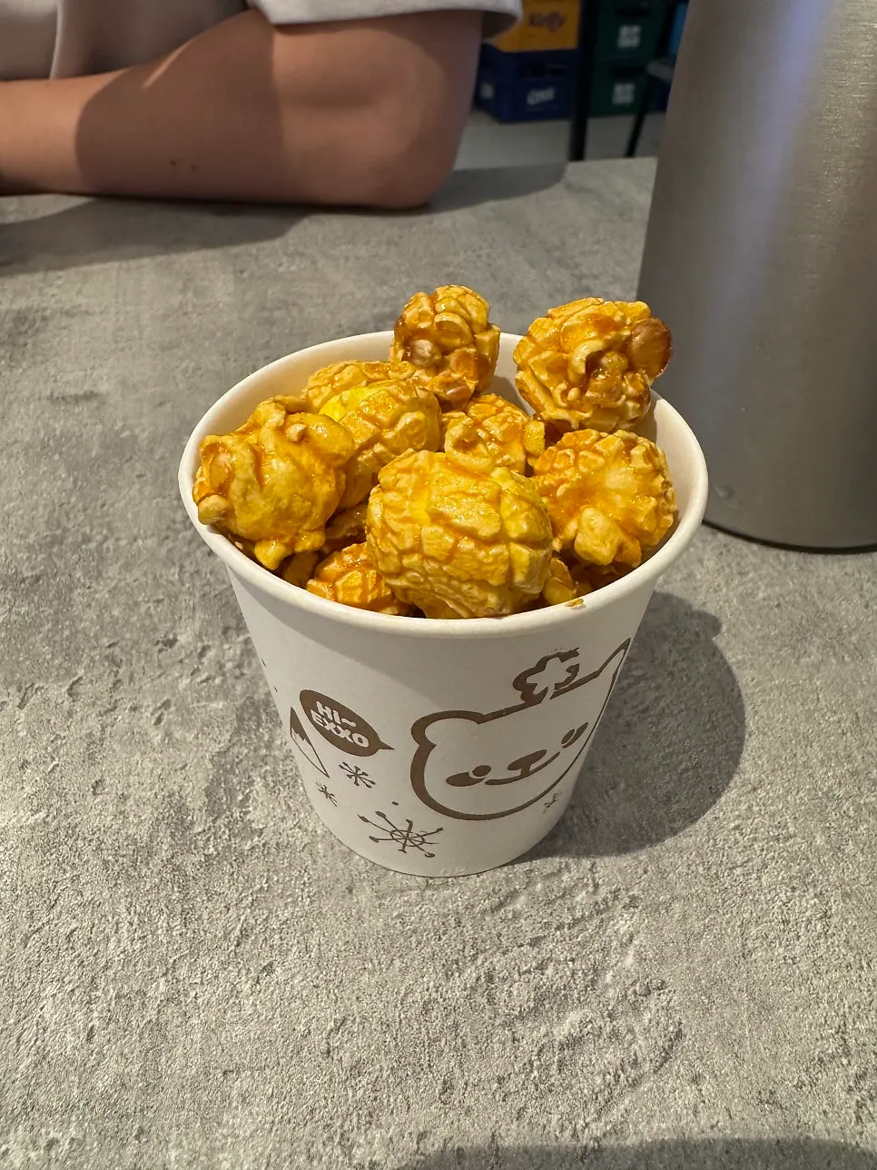Caramel popcorn served as a basic side dish at Rigo Susan