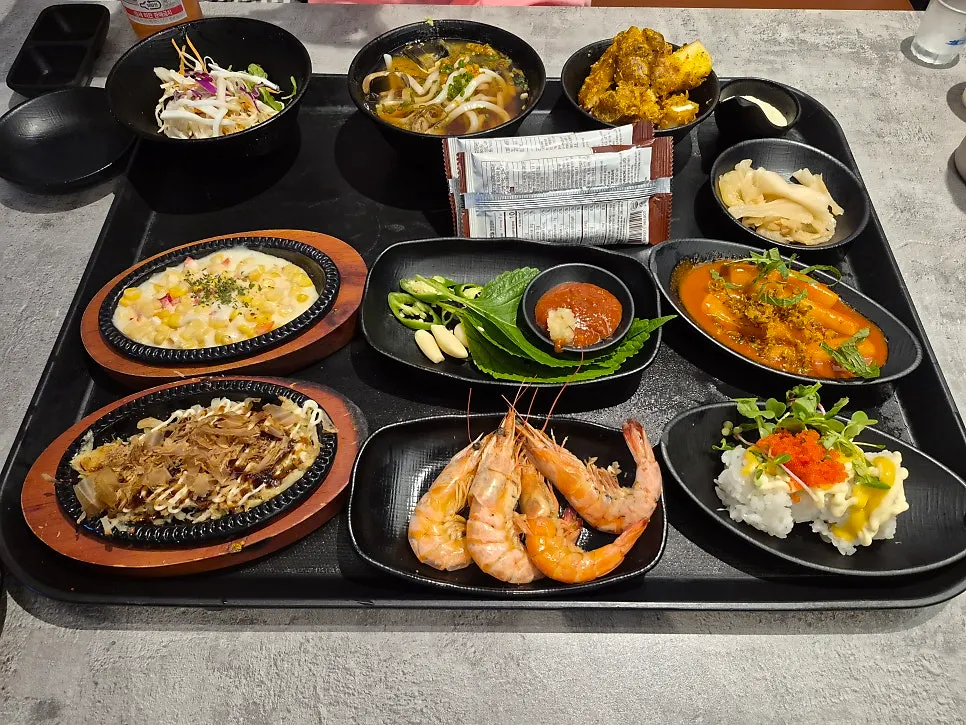 Generous basic side dish spread at Rigo Susan