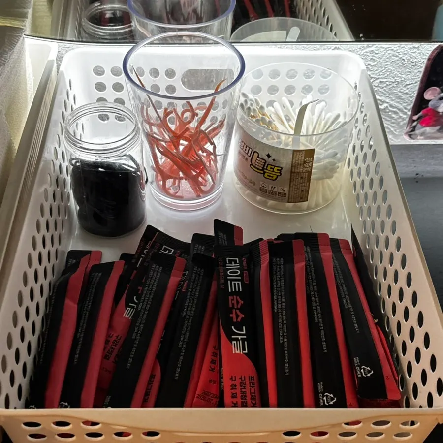 Basic table setting and popcorn starter