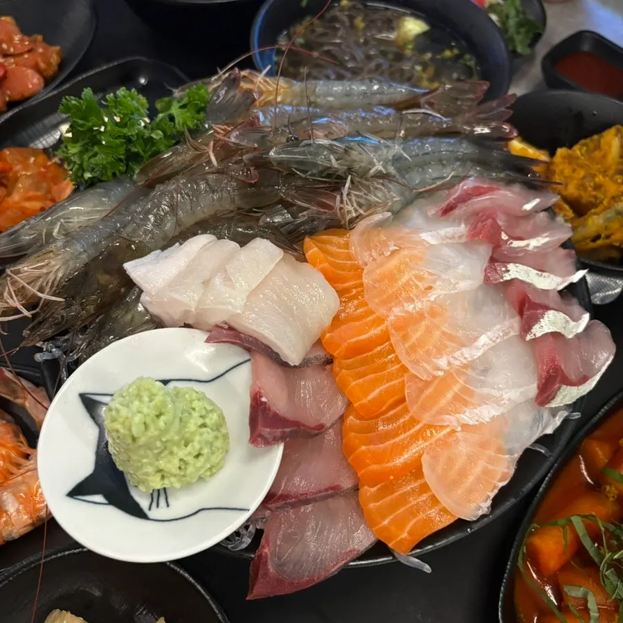A glass of soju-and-beer mixed with the food